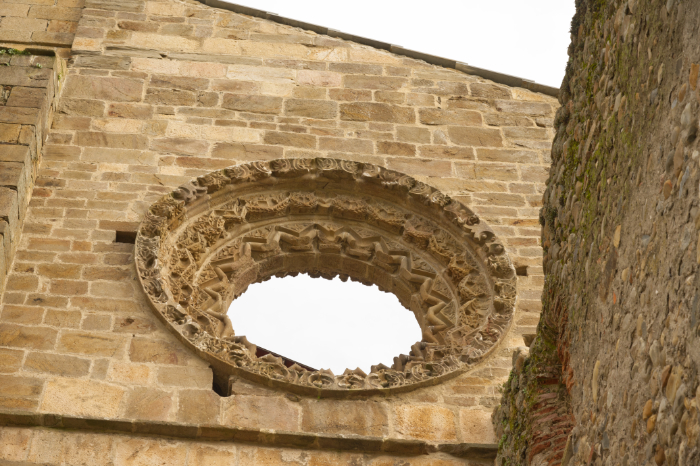 Óculo de la fachada occidental de la iglesia del monasterio de Carracedo Vista exterior